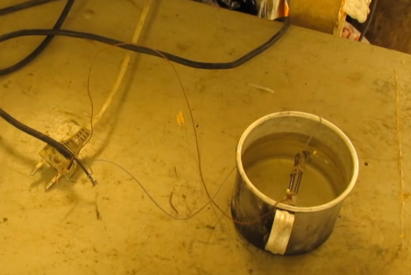 Кипятильник из двух гвоздей. За качество извиняюсь.