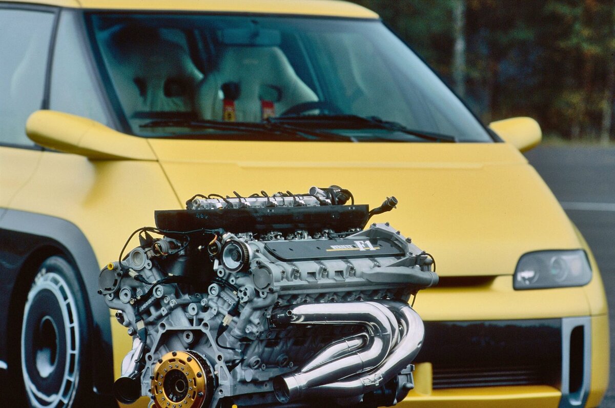 Эта машина получила могучие, 3.5 литровое, 10-цилиндровое "сердце"  , с четырьмя клапанами на цилиндр , которое в пике выдавало 820 л.с. и 700 Н.М. 
Благодаря такому двигателю , данный автомобиль разгонялся до 100 км/ч за 2.8 секунды(!) , 0-200 за 6.9 секунды , а максимальная скорость составляла 312км/ч !
Весил данный агрегат всего 130 кг , и обрушивал всю свою мощность через 6 ступенчатую кпп на задний привод. 
