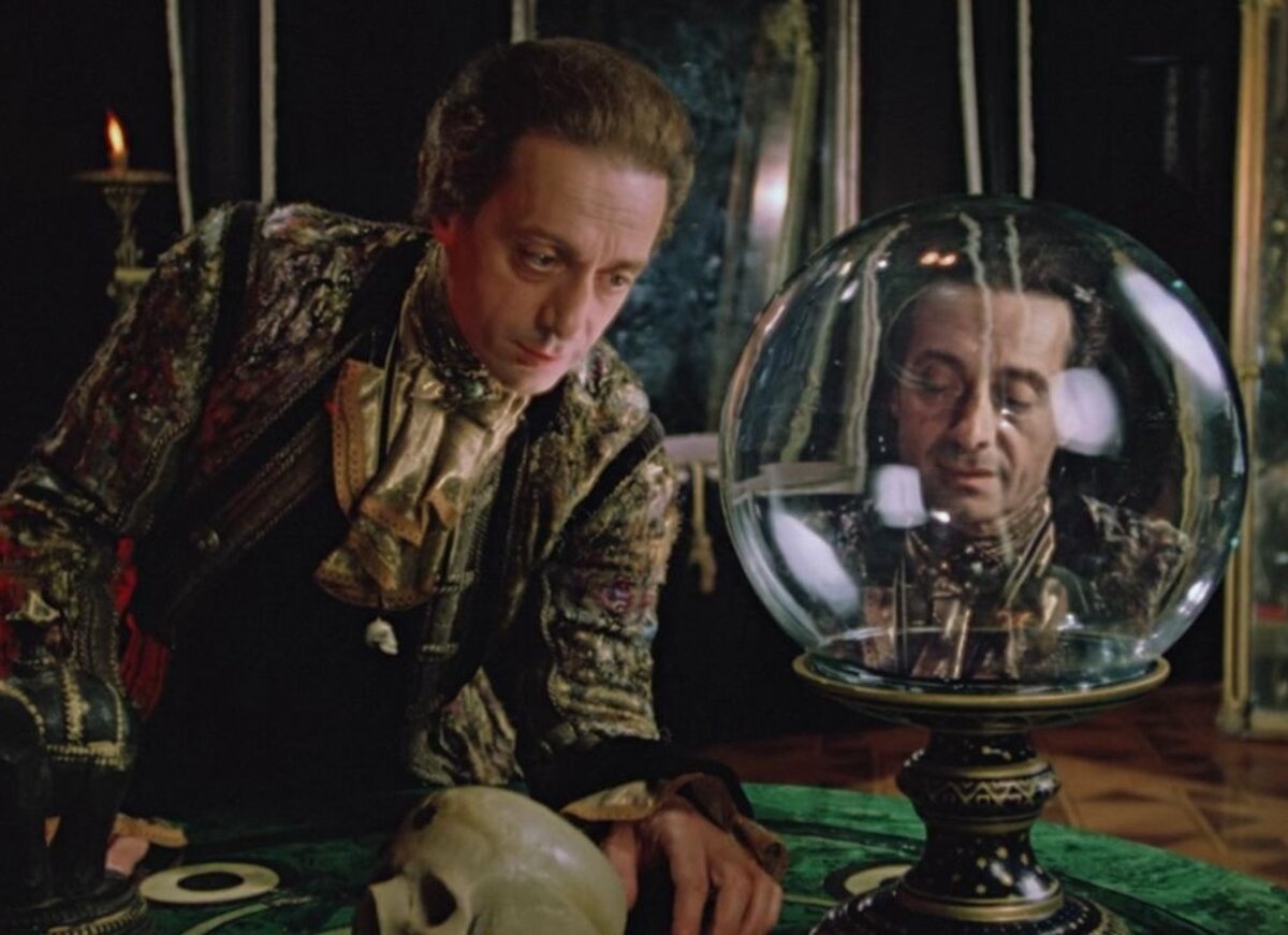 «Формула любви», имеющая основой рассказ Алексея Толстого — это не только модная в 1980-х Италия и не менее популярная в те годы экстрасенсорика, но и сама формула личного счастья. Скриншот.