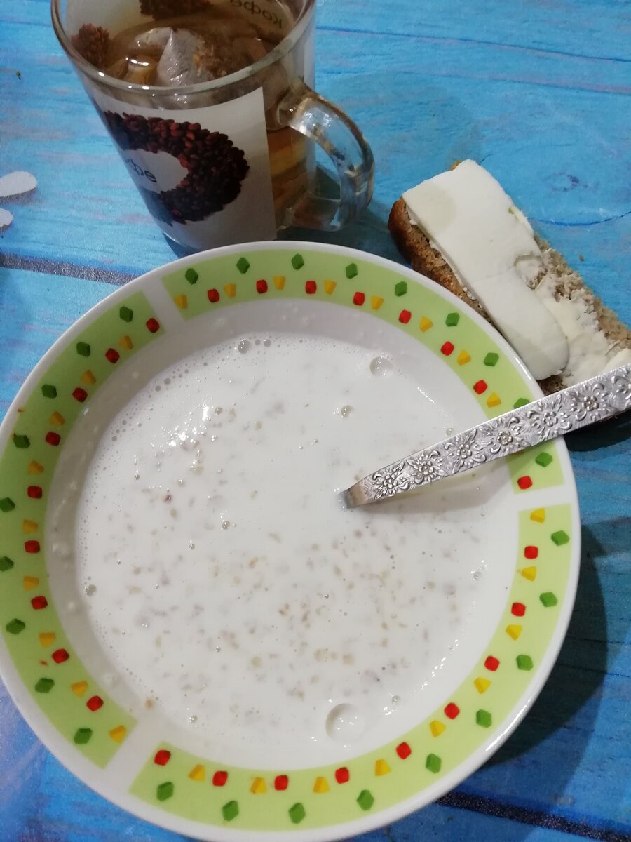 Завтрак сына. Каша свежая! Каждое утро варю!  В бокале фильтр пакет с листьями черники и створками фасоли.