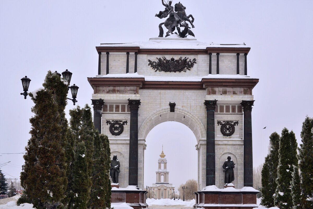 Триумфальная арка при въезде в город