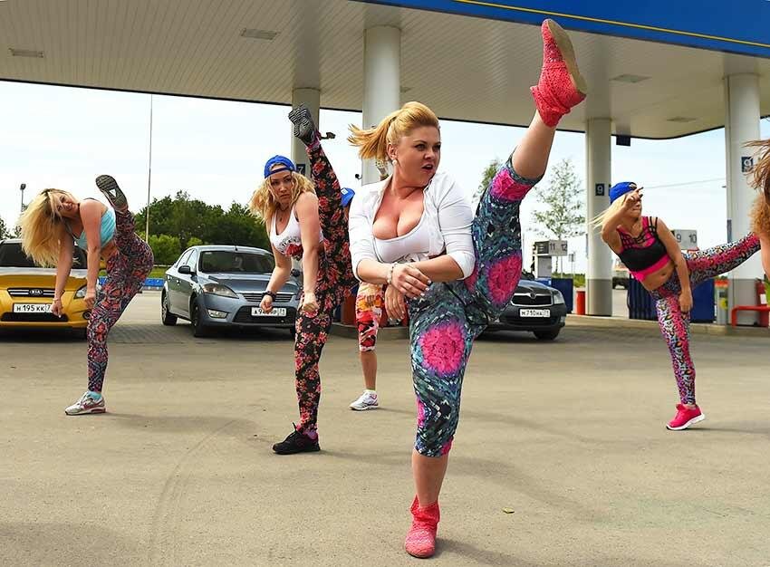 В КОМЕДИИ «САМЫЙ ЛУЧШИЙ ДЕНЬ» АКТРИСА ПОКАЗАЛА ЧУДЕСА РАСТЯЖКИ, СТАНЦЕВАВ ТВЕРК НА АВТОЗАПРАВКЕ. ФОТО: ВИКТОР БЕРЕЗКИН/ТАСС