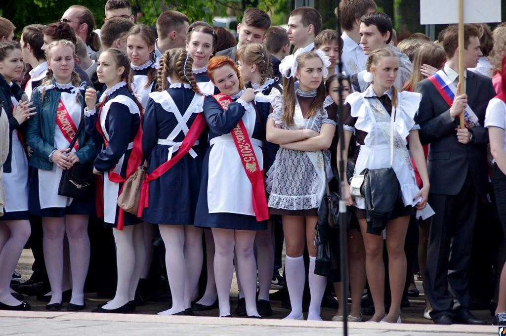 Выпускники пришли в школу. Школьная форма на выпускной. Выпускники в школьной форме. Форма на последний звонок. Парадная форма в школе для девочек.