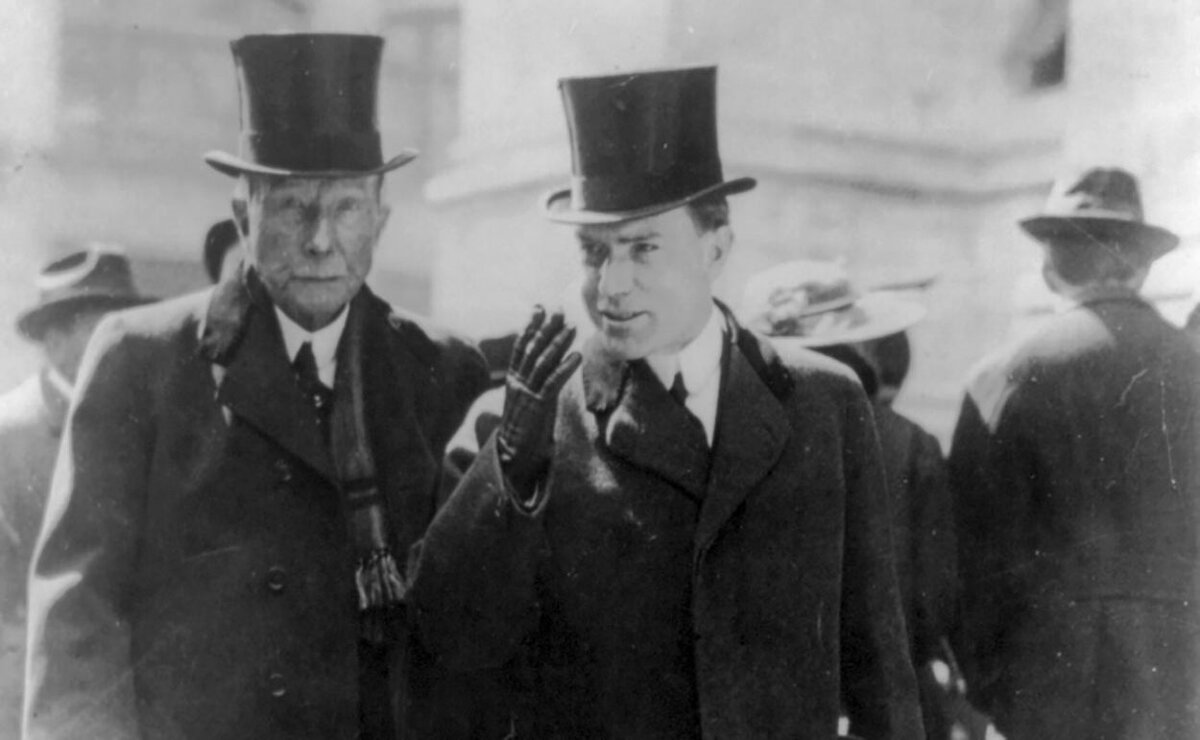 Джон Рокфеллер с сыном в 1915 году