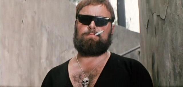 Леонид Плешаков в роли мрачного мужика у входа в туалет - Бриллиантовая рука