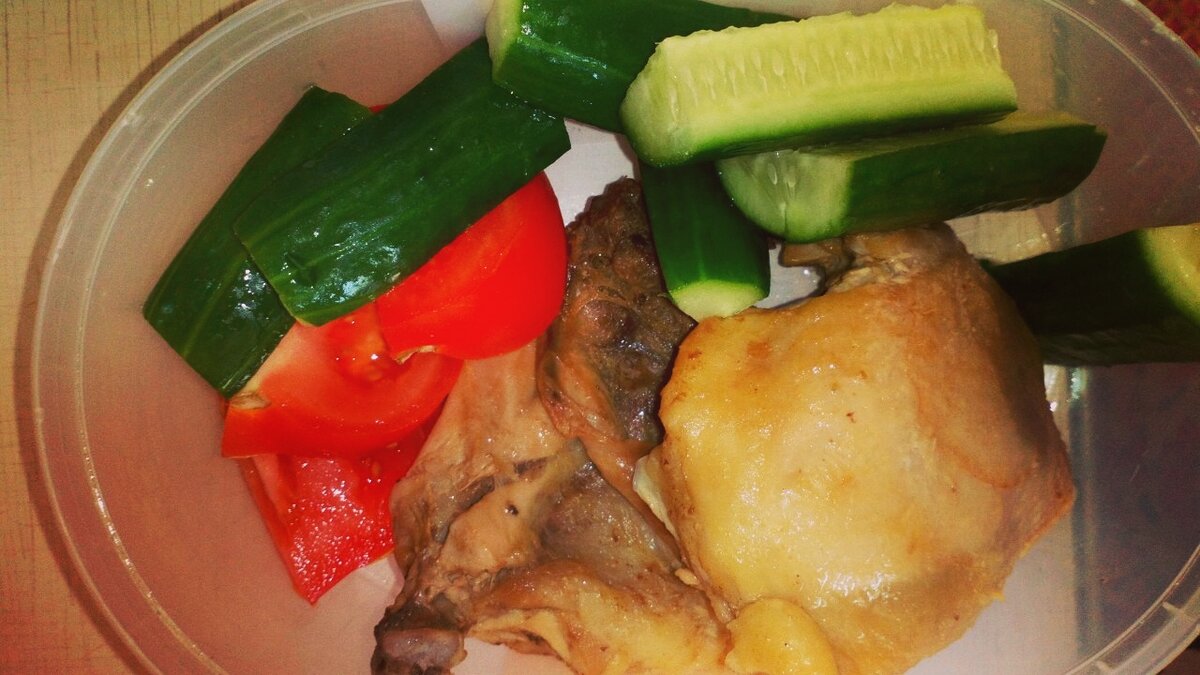 Жареная курица, помидор. огурец.