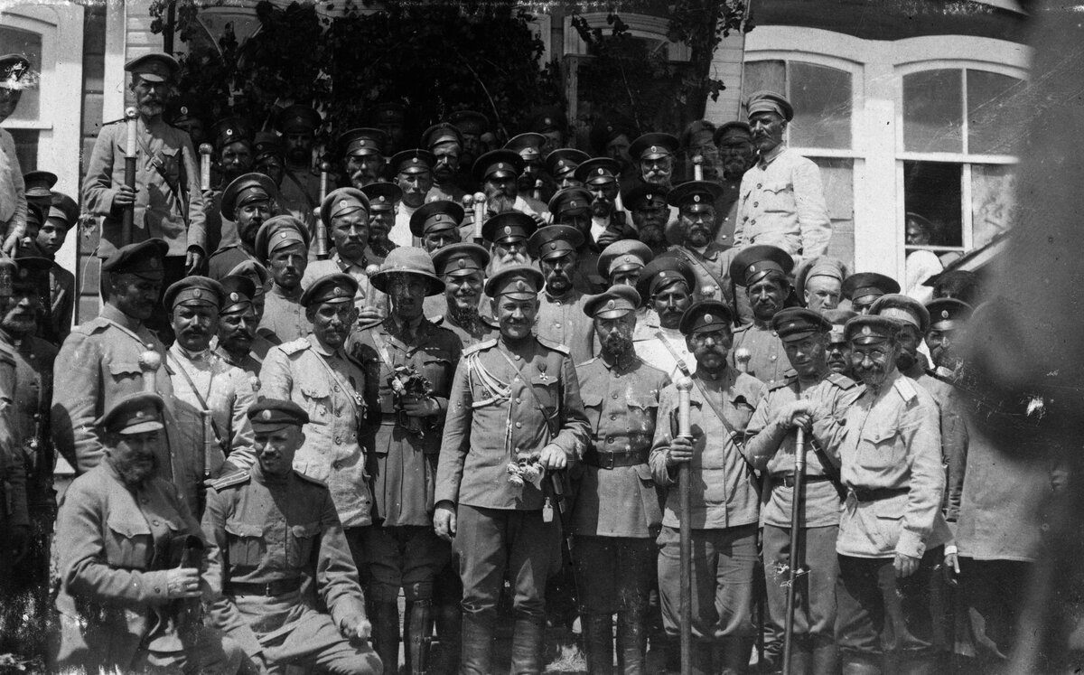 Фото 1919 года. Сделано в станице Усть-Медведицкой. Крюков (внизу снимка, слева, сидит, с сумкой), Голубинцев (с большой булавой окружного Усть-Медведицкого атамана стоит за Крюковым), правей него Петр Громославский, будущий тесть Шолохова, букановский атаман (в его руках малая булава, отличная от тех, что в руках у хуторских усть-медведицких атаманов). Источник – сайт поэта и литературоведа Андрея Чернова «Несториана». 