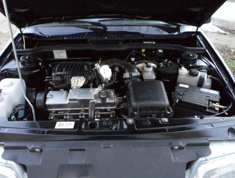 Капот со штатным упором.