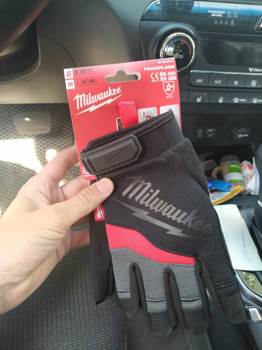 Рука у меня небольшая - 8 размер. 