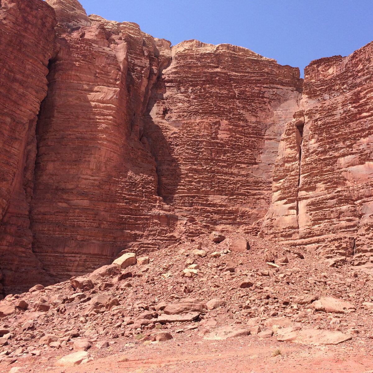 от перепадов температуры скалы постепенно осыпаются