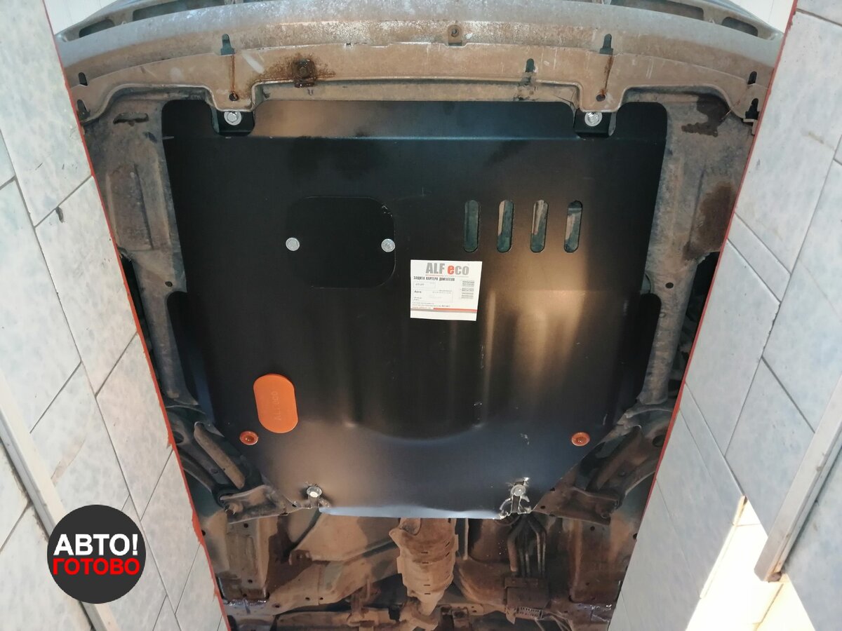 Переднее крепление в рамку радиатора, на закладные. Доступ через щель в бампере