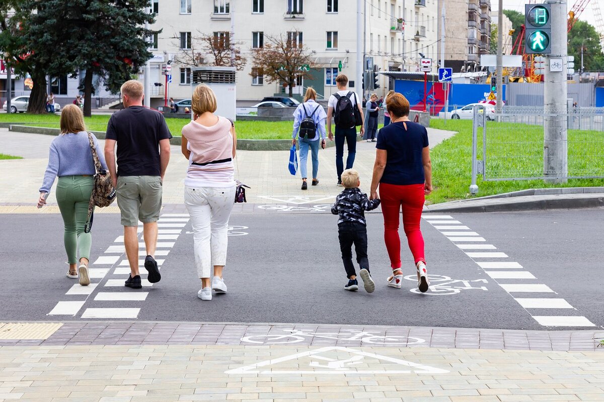 Перейти через дорогу. Люди переходят дорогу. Пешеход. Люди на пешеходном переходе. Переходить дорогу.