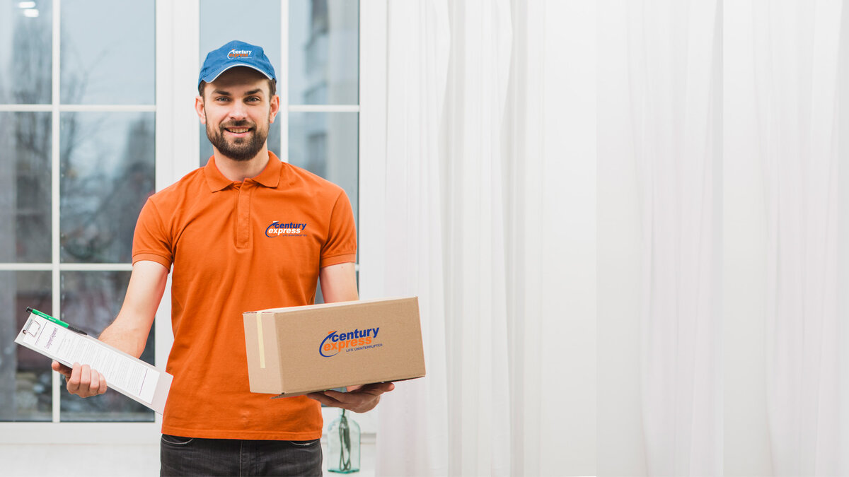 Этот парень работает курьером. Как мне кажется, с виду он довольно счастлив.