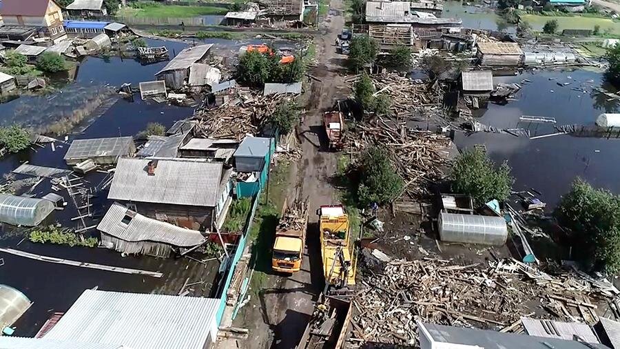 Ликвидация последствий паводка в одном из населенных пунктов в Иркутской области. Фото: РИА Новости/МЧС РФ