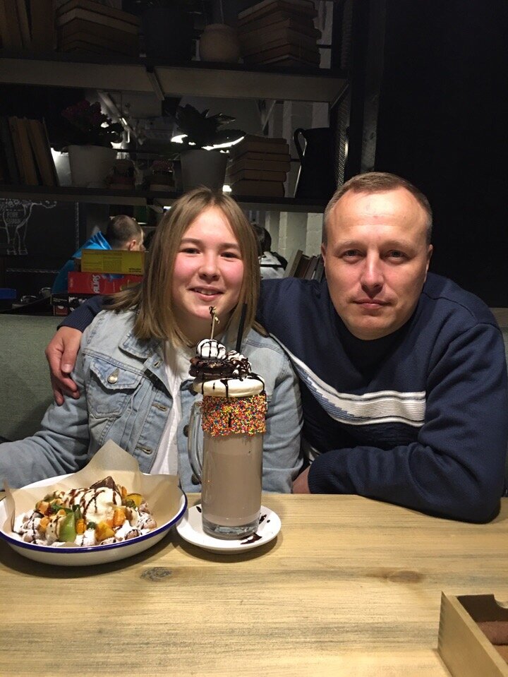 Отмечаем 16-летний юбилей. На фото Катя с папой.