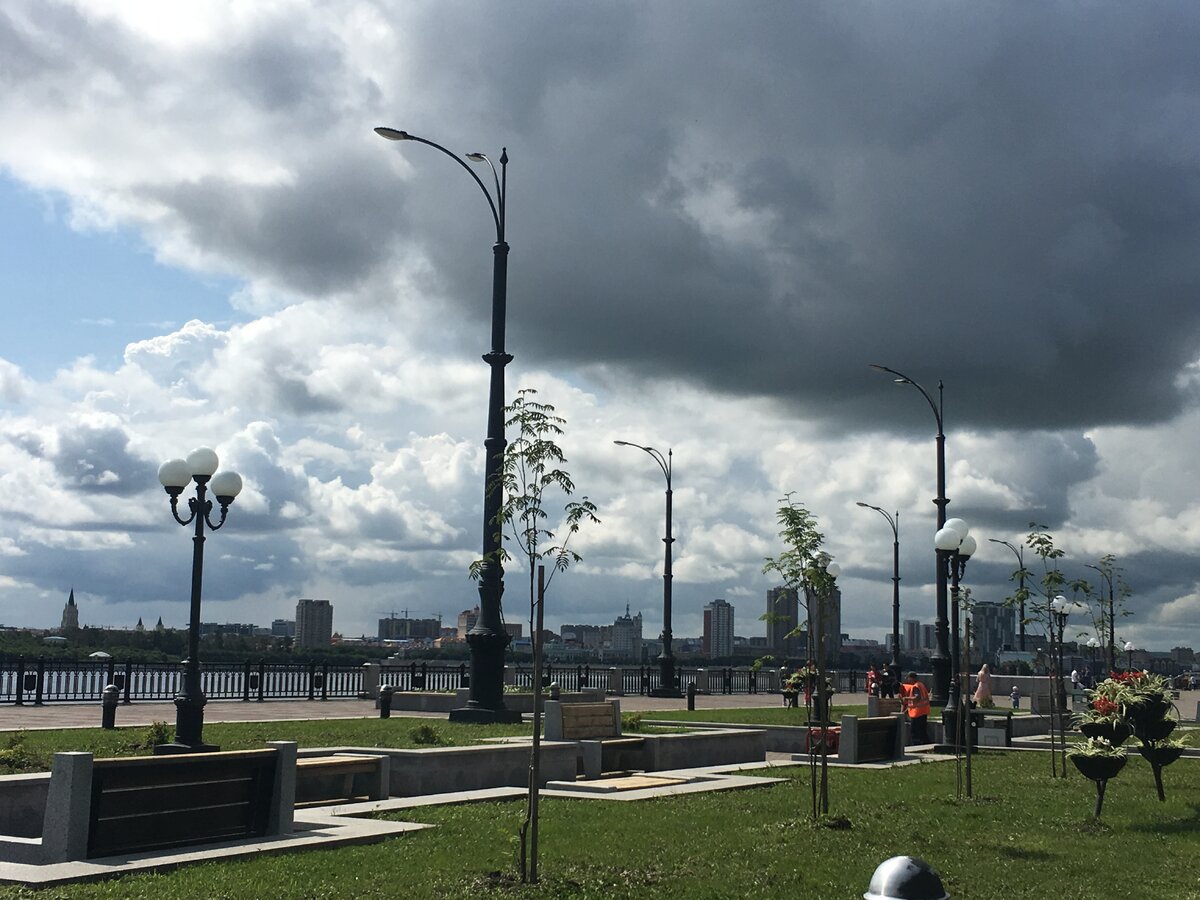 Видите те многоэтажки за парком и речкой? Это Китай!