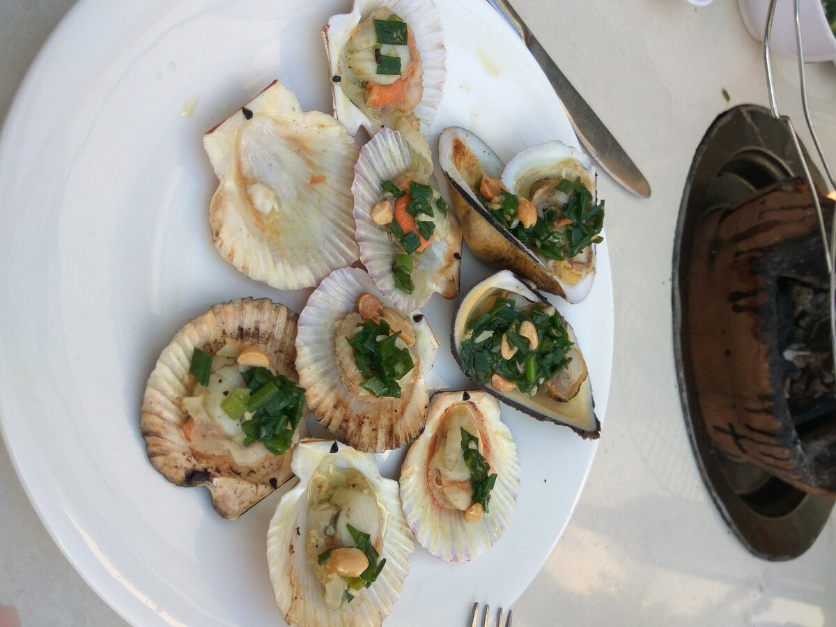 Гребешки на рынке от 40 000 донгов за кг в заведении от 120 000 за порцию. 