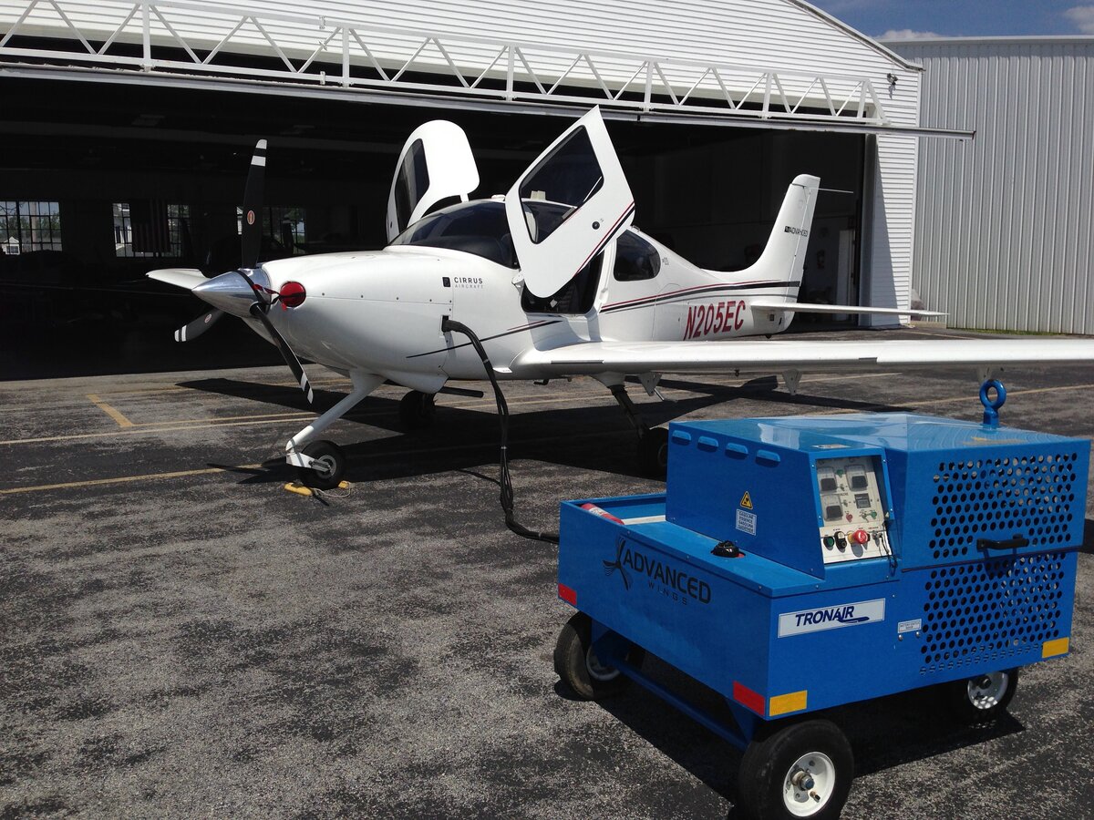 Изучение авионики на земле. Чтобы не садить аккумуляторы, используется специальный внешний блок питания.