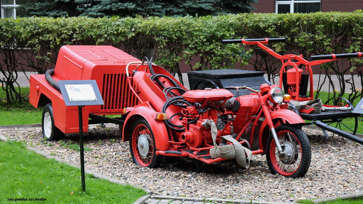 Оснащен мотопомпой МП-800 (900 л/мин, подача 30 м) и углекислоным огнетшителем ОУ-80. За мотоциклом виден ручной двухцилиндровый пожарный насос пр-ва фирмы Г.Листа (Москва) производительностью 153 л/мин.