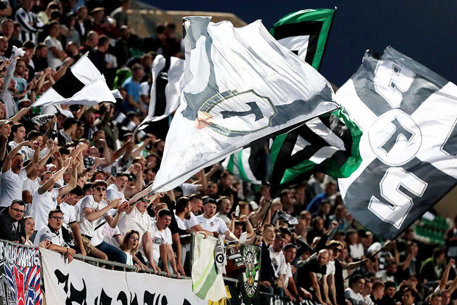 Западная трибуна, сектор 5. Болельщики Торпедо празднуют победу над Химками. Фото с сайта чемпионат.com