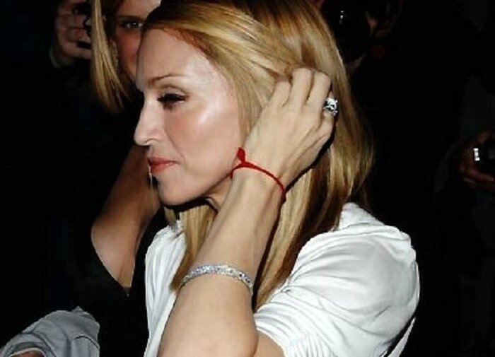 Мадонна с красной нитью на запястье. Фото из открытых источников