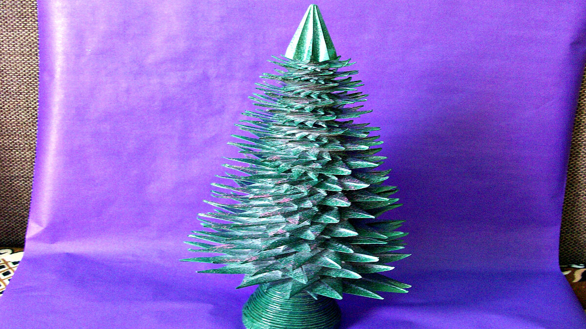 Потом ее покрасила зеленой краской из балончика. Правда, после этого она никак не хотела фотографироваться...