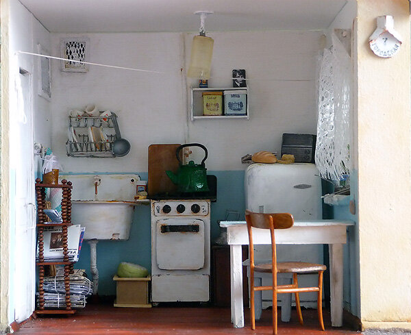 Внутренние размеры кухни 20*20*20 см.