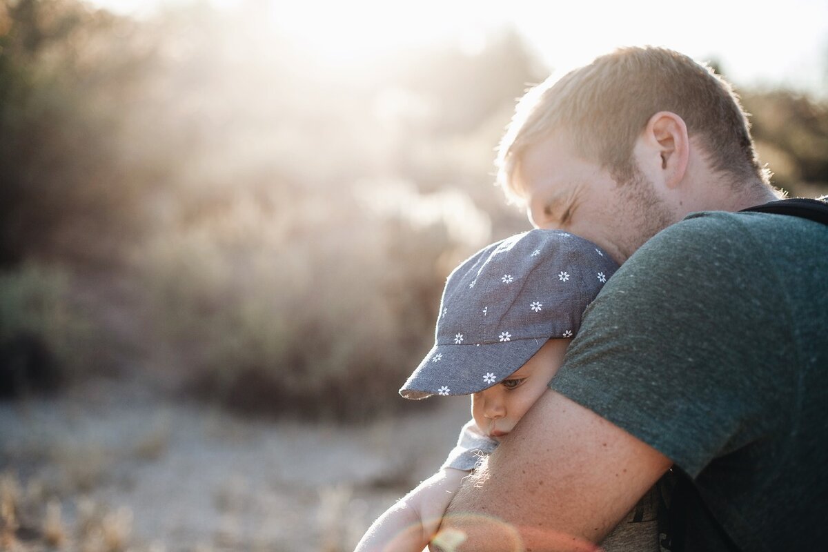 https://pixabay.com/photos/child-cute-dad-father-love-man-1835730/