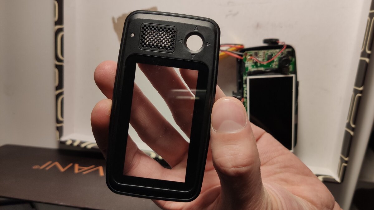 Задняя крышка. Экран я снял, хотя не обязательно было