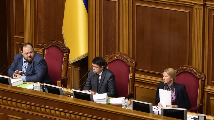 Варвара Квитка 16:48, сегодняTwitterFacebookTelegramViberСпикер Дмитрий Разумков (в центре) призвал депутатов к дисциплине, фото: Изым Каумбаев, "Страна"