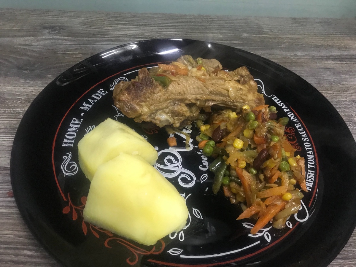 1 кг баранины на кости 
2 шт болгарского перца
2 шт моркови 
1 шт большого репчатого лука
1 пачка овощной смеси 
50 гр подсолнечного масла
4-5 шт зубчиков чеснока
Соль перец по вкусу