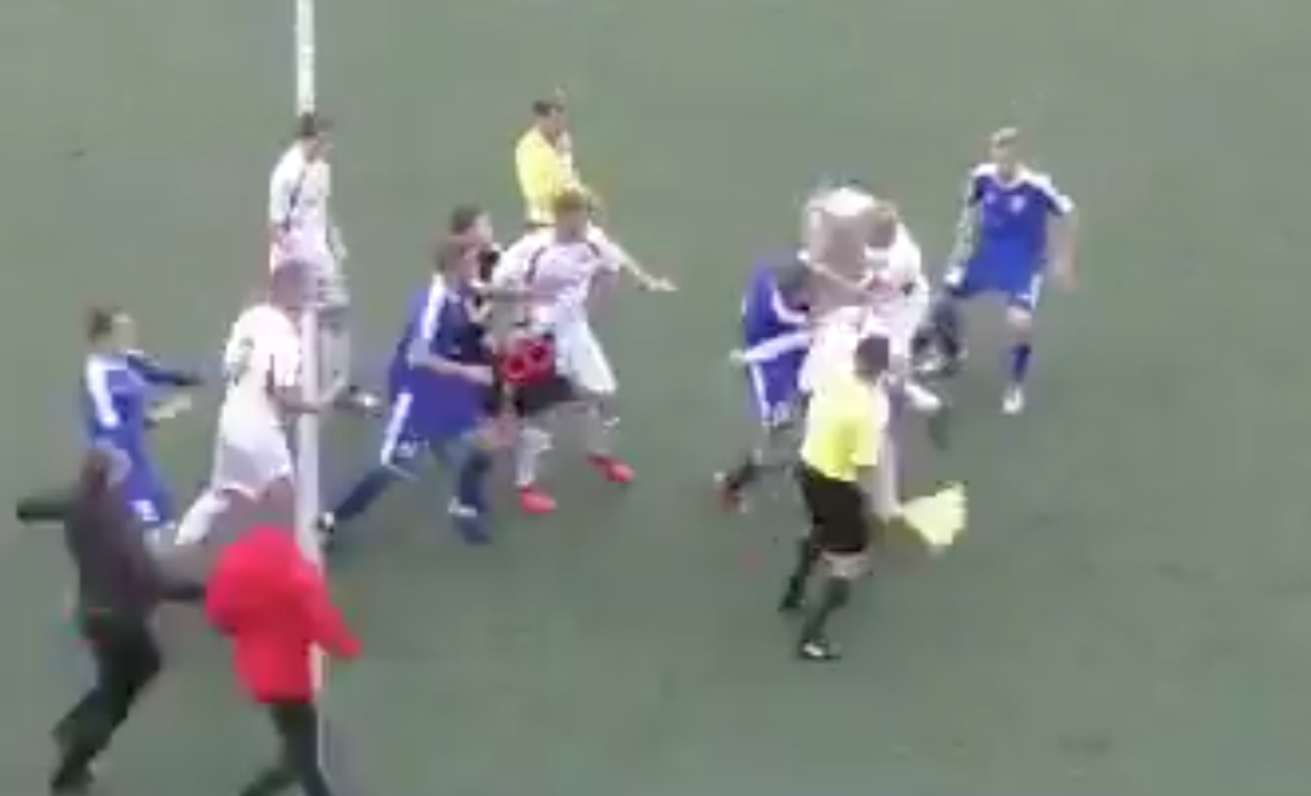 Драка в матче "Тамбов-М" - "Металлург-М". Скриншот видео twitter.com/fcml_official