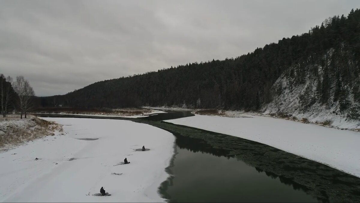 Река Чусовая с рыбаками на льду в селе Верхняя Ослянка.