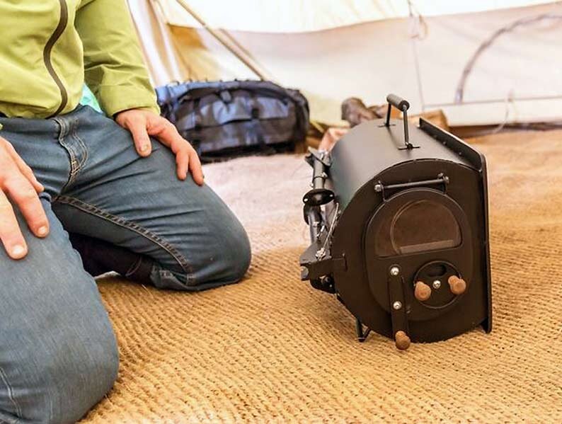 Походная печка на дровах Frontier Stove в сложенном состоянии имеет транспортные размеры 300 x 300 x 500 мм. Трубы дымохода складываются в топку.