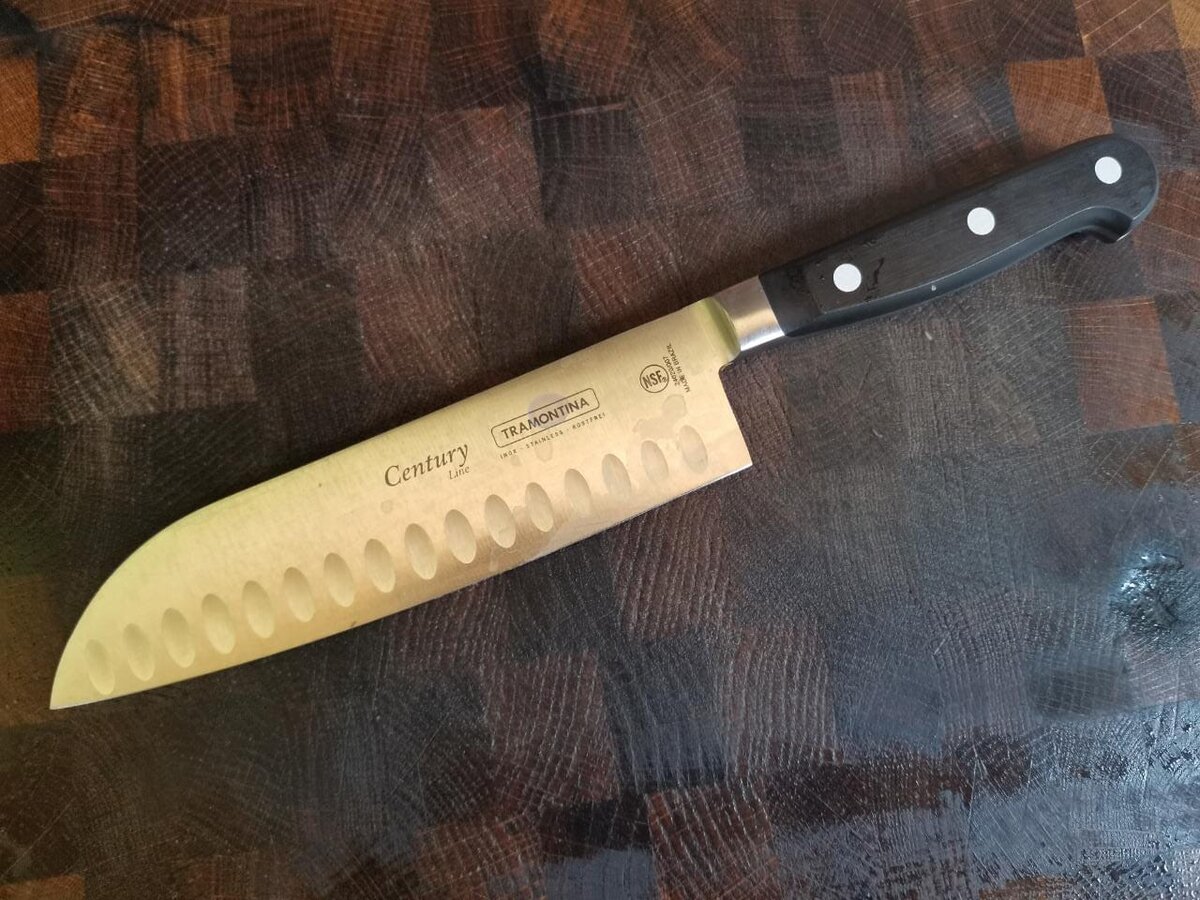 Не очень бюджетная, но доступная и достойная серия Century от Tramontina.