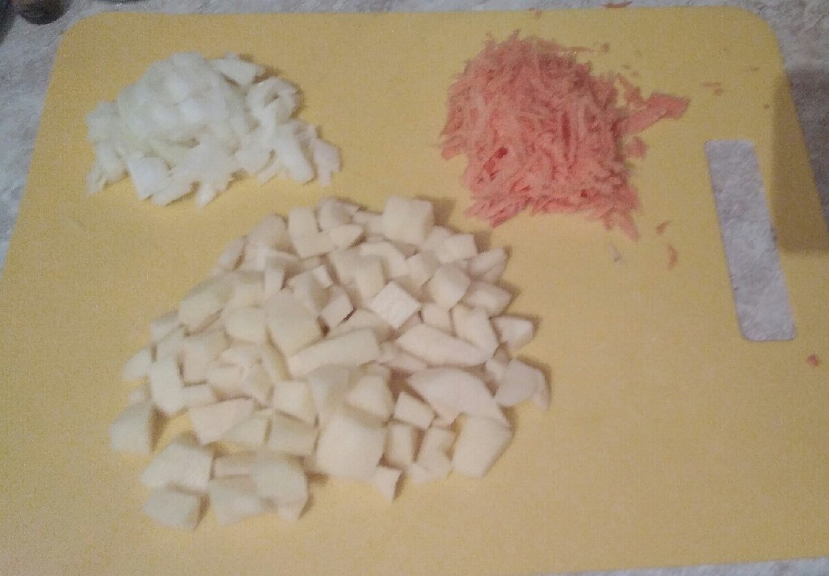 Лук и картофель режу, а морковь тру на терке)