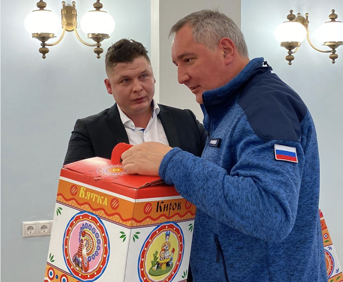 Мероприятие прошло на базе Ракетно-космической корпорации «Энергия» в подмосковном Королеве и было посвящено седьмой годовщине государственной регистрации Всероссийской политической партии «РОДИНА». Под председательством лидера «РОДИНЫ», депутата Госдумы Алексея Журавлева руководители региональных отделений обсудили пакет законодательных инициатив,касающихся развития космической отрасли РФ, текущую политическую обстановку в стране и наметили перспективы развития партийно-политической системы, которые будут подробно рассмотрены на ближайшем съезде. В совещании партийцев участвовал и основатель партии «РОДИНА», генеральный директор Государственной корпорации по космической деятельности «РОСКОСМОС»Дмитрий Рогозин, который в этот же день отмечал свой День рождения. Он поздравил всех родинцев и сторонников партии с годовщиной «РОДИНЫ», пожелал соратникам успехов в партийном строительстве и будущих избирательных кампаниях. В свою очередь лидер кировских родинцев, в числе поздравивших Дмитрия Рогозина с днем рождения, подарил ему дымковскую игрушку – Жар-Птицу.
