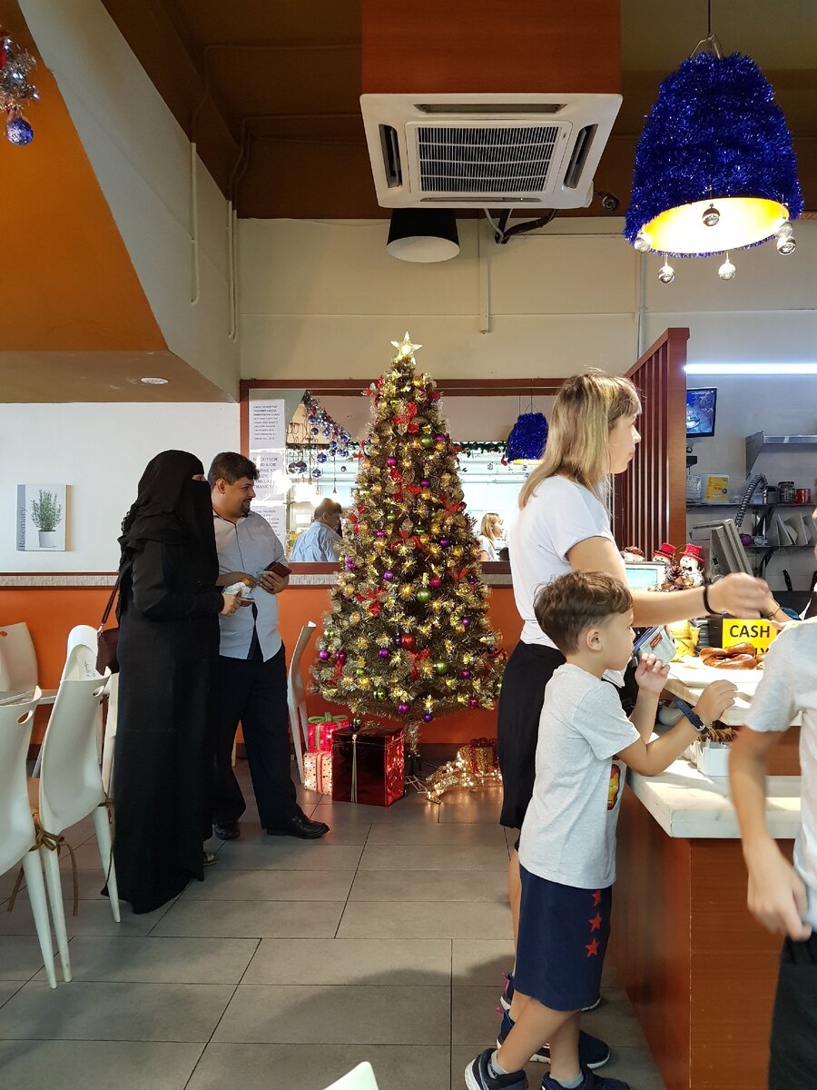 На заднем фоне арабские туристы на НГ в КЛ