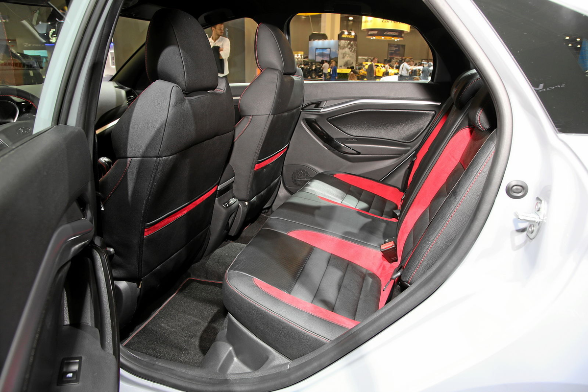 Салон лады весты спорт. Лада Веста спорт салон сзади. Веста спорт салон сзади. Lada Vesta Sport сиденья. Сидения Лада спорт Веста спорт.