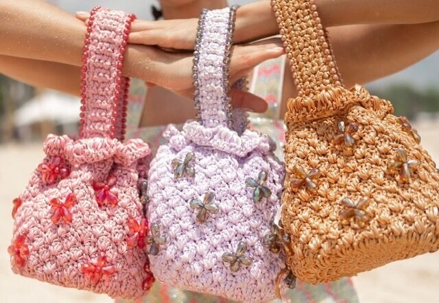 Сумочки с бусинами связаны из атласной ленты узором "ракушки" . Фото  @suryo.design