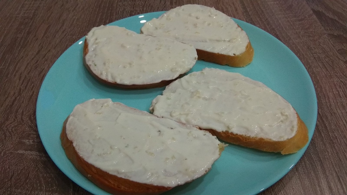 Смазываем батон