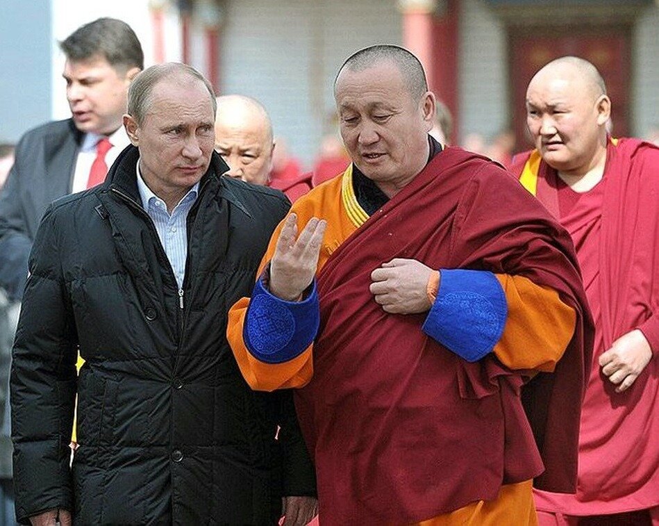 11 апреля 2013 года Президент России Владимир Путин прилетел в Улан-Удэ (столица Бурятии) и сразу же поехал в главный буддистский монастырь России – Иволгинский дацан.