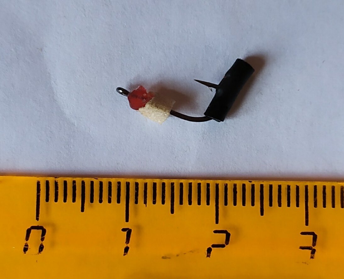 Кусочек пенки-тело, чёрная изоляция-брюшко.