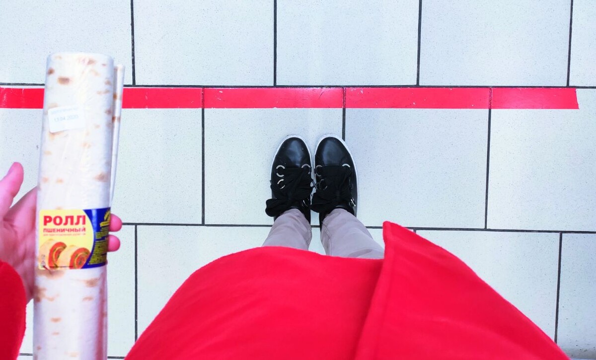 Когда будете покупать в магазине всё необходимое для штруделя, обязательно соблюдайте дистанцию 