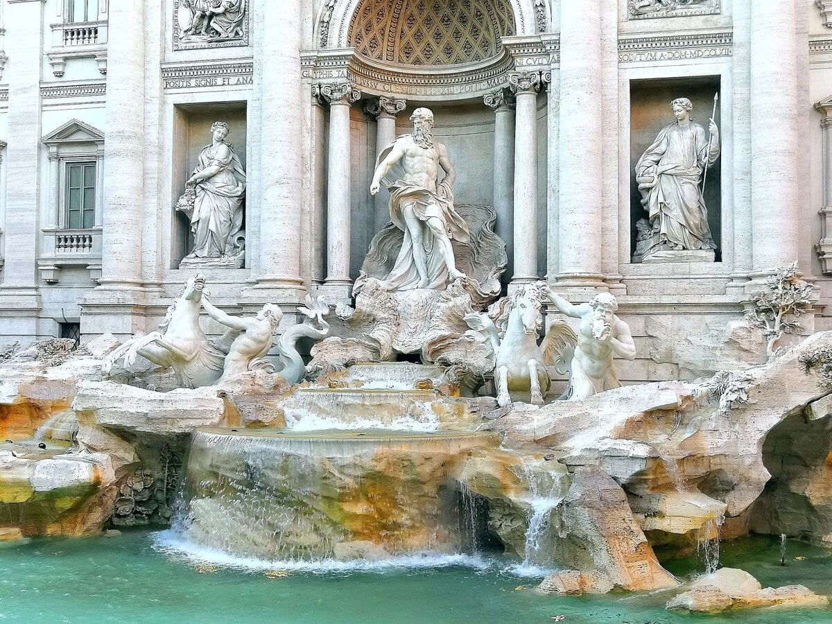 Фонтан Треви. Fontana di Trevi. Скульптурный фонтан в стиле рококо, построенный Н. Сальви в 1762 году. Вода поступает в фонтан по акведуку.
