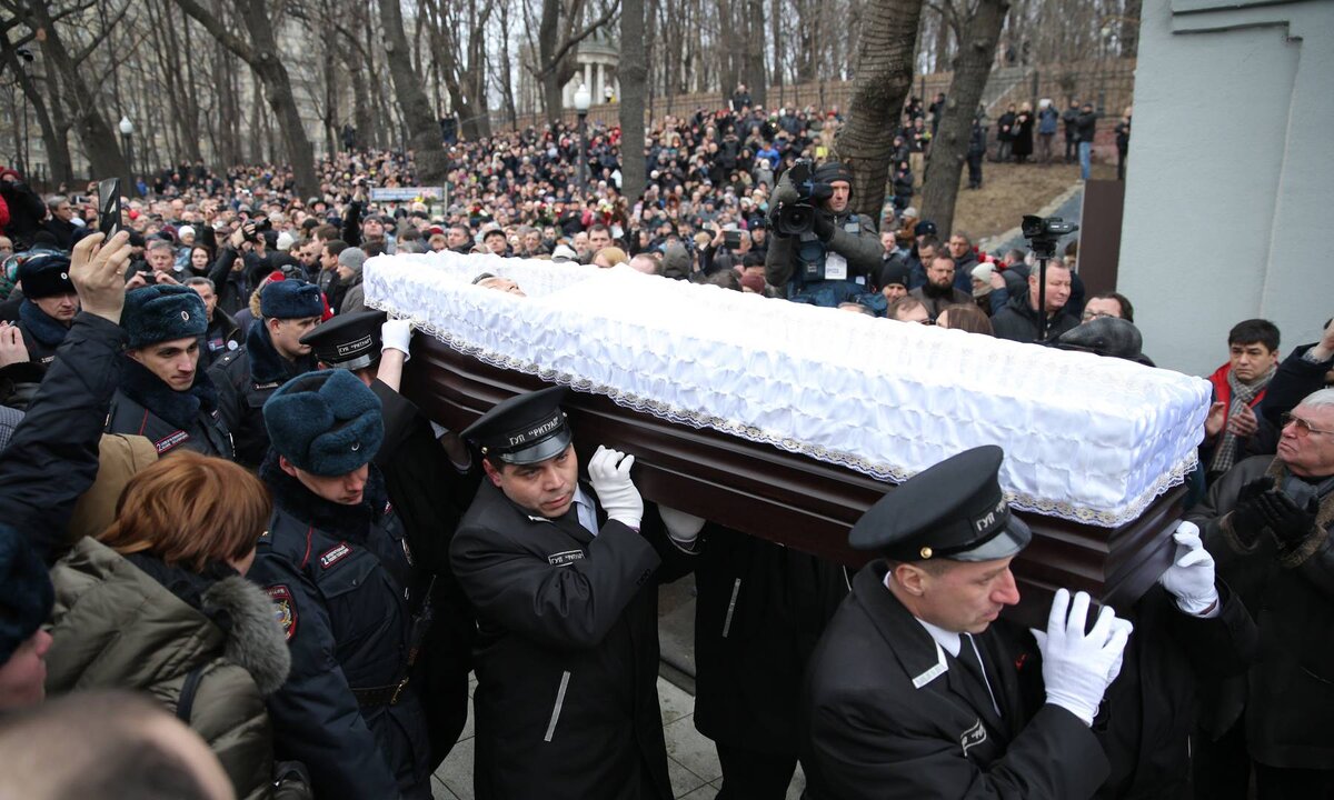 И это не считая памятника с его установкой в будущем