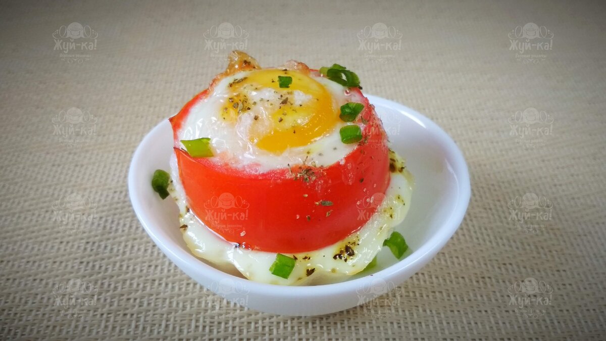 Завтрак яйцо помидор