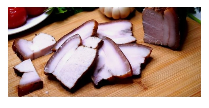 Да да, вы все верно прочитали. Я собираюсь поделится с вами новым способом засолки сала в рассоле от огурцов. Идея пришла мне в голову год назад, во время беременности, и по сей день я пользуюсь этим способом. На приготовление не нужно тратить кучу времени, и не чего не нужно варить. Из продуктов нам всего лишь понадобится: 

- Сало 1 килограмм
- Рассол от съеденных огурчиков 1.5л
- Соль 4 столовых ложки

Приготовление очень простое, достанем из банки все, что в ней осталось от огурцов это укроп, листья и т.д добавим 4 столовых ложки соли и все перемешиваем до тех пор, пока соль не растворится. Сало порежем не большими кусочками поместим их в банку. Оставить в холодильнике на трое суток. Далее, как пройдет трое суток, достаем сало из банки. Обсушиваем бумажными полотенцами. В отдельной тарелочке смешиваем перец, чеснок выдавленный (несколько зубчиков 2-3), немного воды, натираем этой смесью наше сало, помещаем в пакетик и на 4 часа отправляем в холодильник, как пройдет время сало можно кушать. 

У сала получается пикантный вкус и обваражительный аромат. Все будут в восторге от такого сальца и станут выпрашивать у вас рецептик. Вам понравился мой способ засолки? Расскажите об этом в комментариях. Ставьте лайки и подписывайтесь на мой канал. Здесь я каждый день выкладываю новые и интересные рецептики. Всего вам доброго мои дорогие подписчики и гости моего канала! Всем пока. До новых встреч
