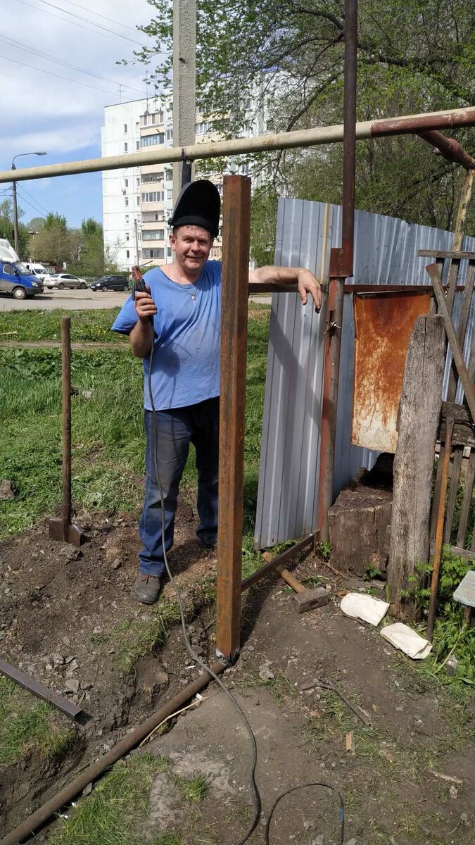 Привязываем воротные столбы.