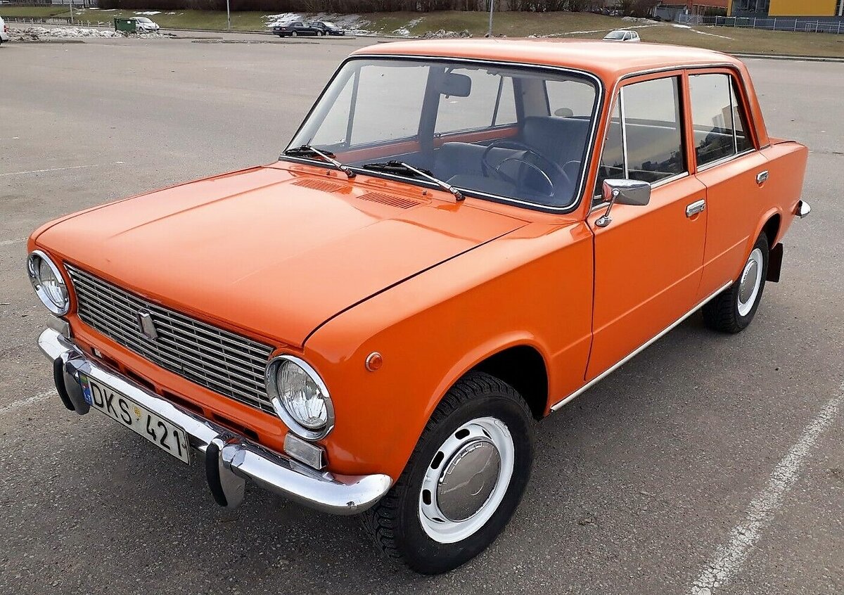 Боковая сторона копейки с оригиналом зеркала. Такие прямоугольные уже ставили в 1979 году.   фото moly-shop.ru